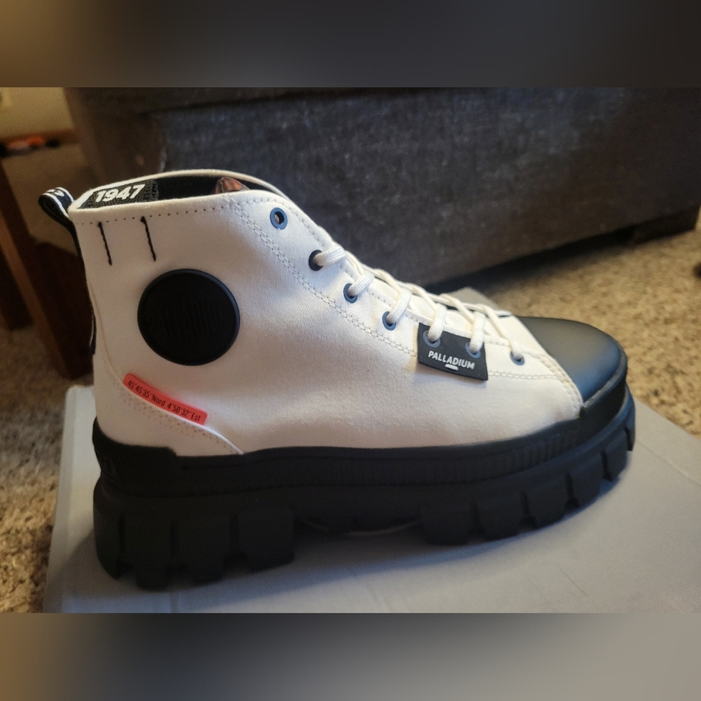 Palladium Revolt Hi TX Star White Womens 9.5 Platform Sneaker Lug Sole NIB